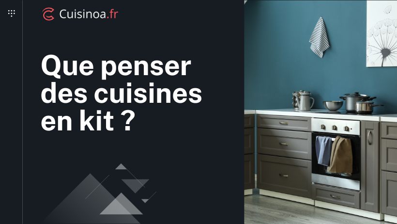 Cuisine sombre avec mur bleu et plan clair