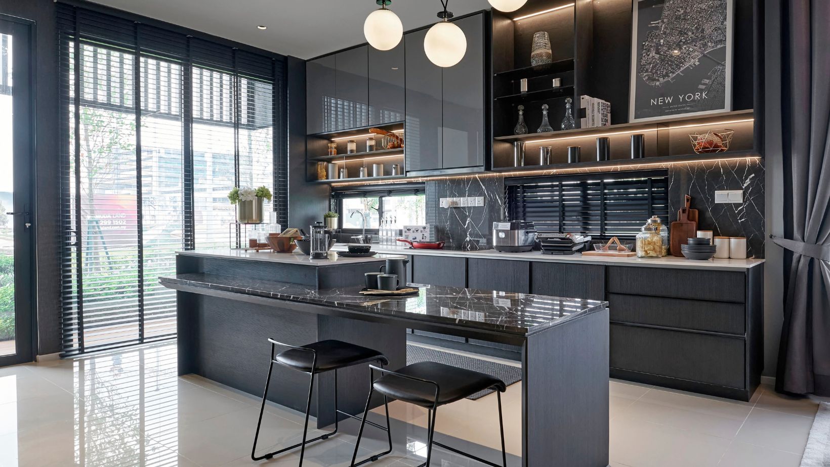 Cuisine noire avec îlot central